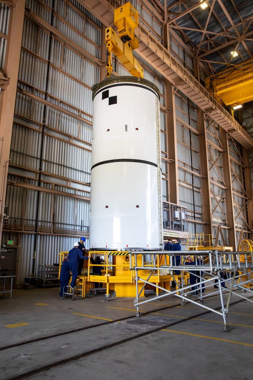 Ein Booster-Segment der Artemis-III-Rakete wird im Kennedy Space Center vom Waggon gehoben