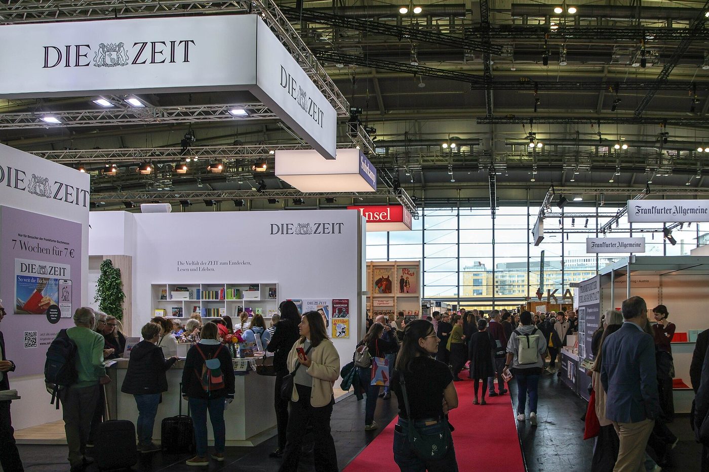 Gedränge in Halle 3 der Frankfurter Buchmesse 2025