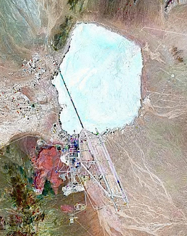 Satellitenaufnahme des Salzsees Groom Lake mit dem Stützpunkt und der langen Landebahn am Südrand