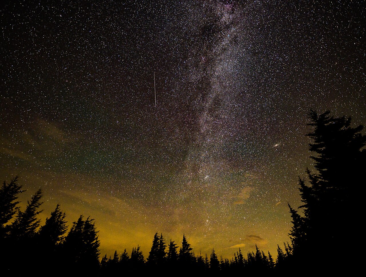 Perseiden-Meteorstrom über nächtlichem Himmel, NASA-Langzeitbelichtung