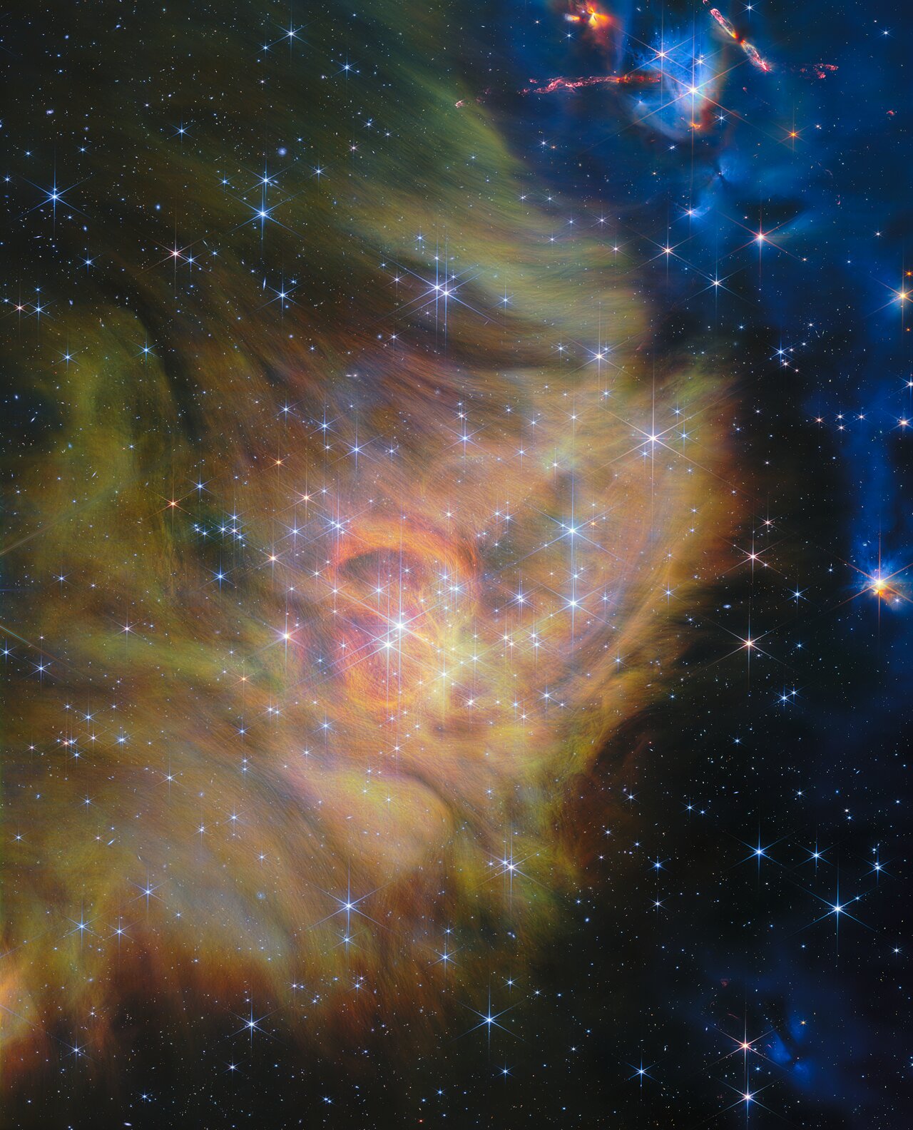 Die Sternentstehungsregion IC 348 mit hunderten jungen Sternen in bräunlichen Staubschleiern